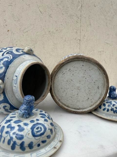 een paar Chinees porseleinen dekselvazen