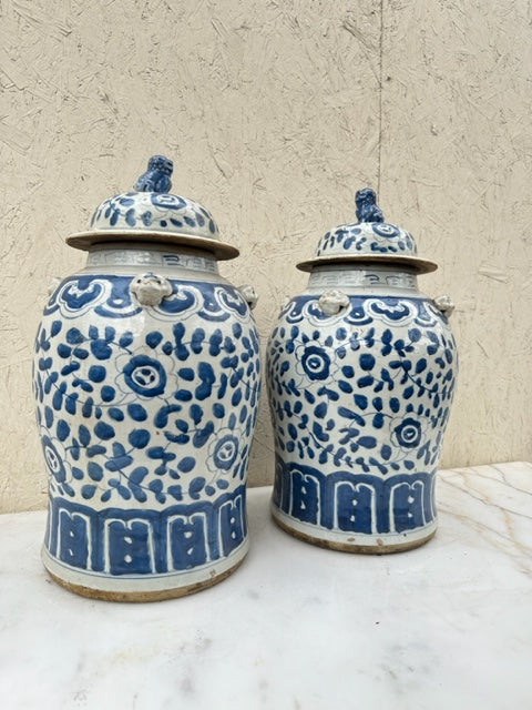 een paar Chinees porseleinen dekselvazen