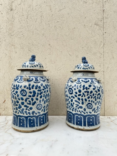 een paar Chinees porseleinen dekselvazen