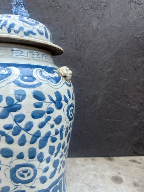 Dekselvaas met bloem decoratie