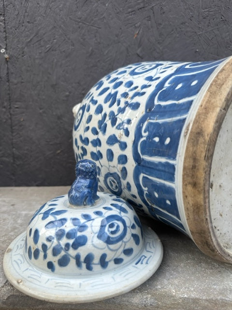 Dekselvaas met bloem decoratie