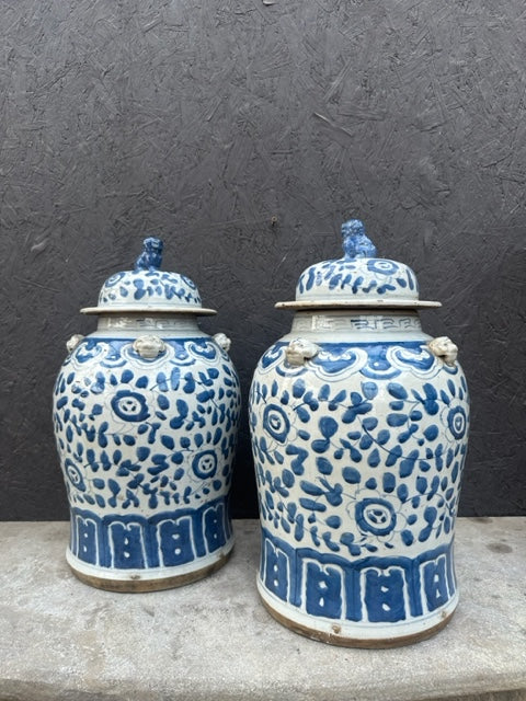 Dekselvaas met bloem decoratie