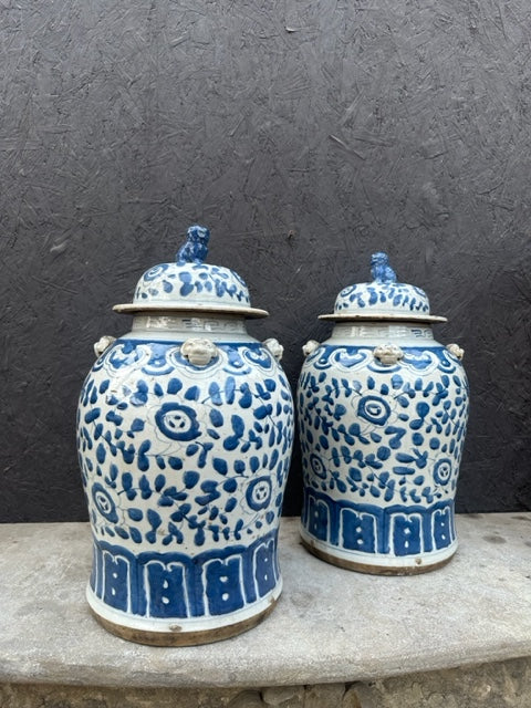 Dekselvaas met bloem decoratie