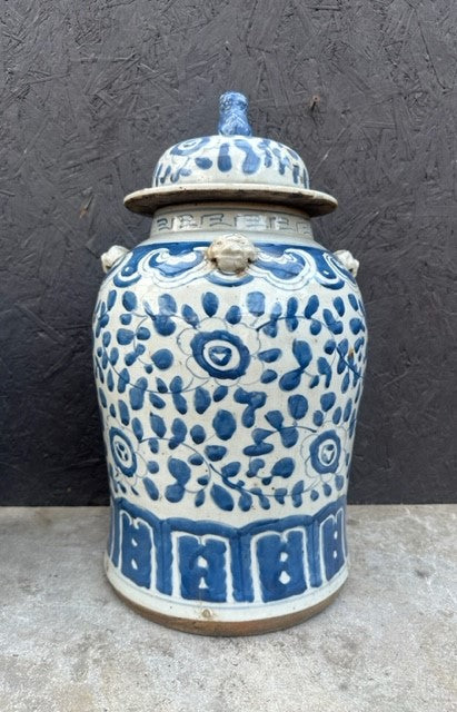 Dekselvaas met bloem decoratie