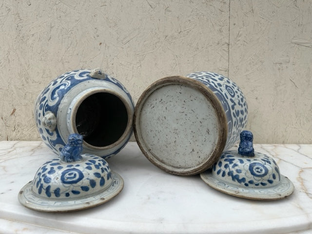 een paar Chinees porseleinen dekselvazen