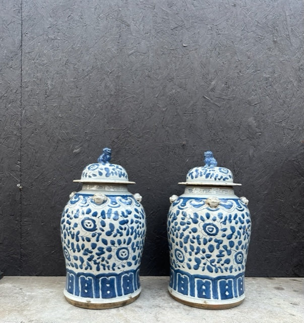 Dekselvaas met bloem decoratie